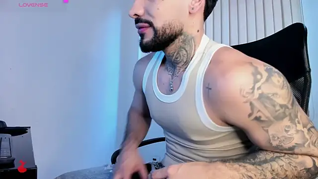 Snapshot of Ianalvarez chatting on 11.25.25 Ianalvarez online show from 11.25.25