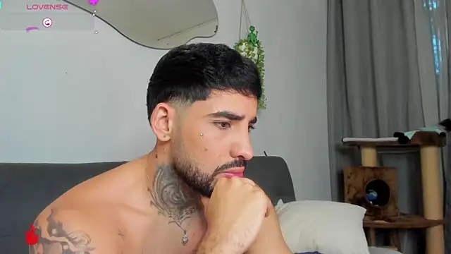 Snapshot of Ianalvarez chatting on 11.27.25 Ianalvarez online show from 11.27.25