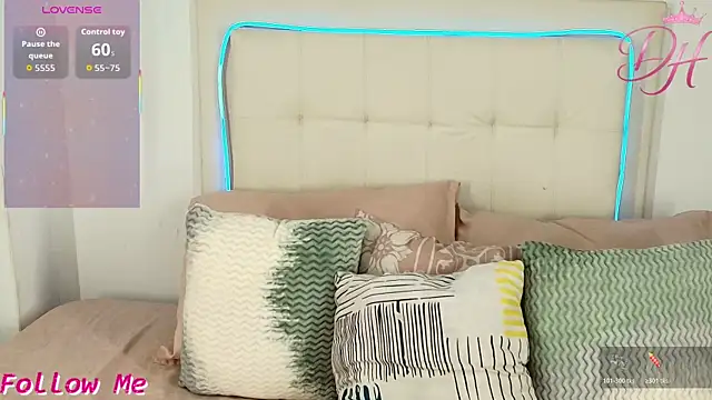 Daphne Hills online show from 04.11.26