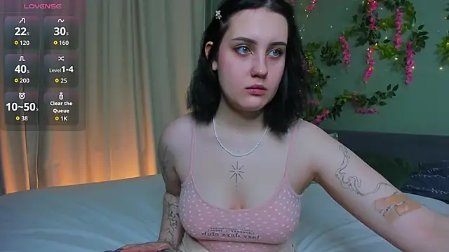 Snapshot of hey_tessa chatting on 11.29.25 hey tessa online show from 11.29.25