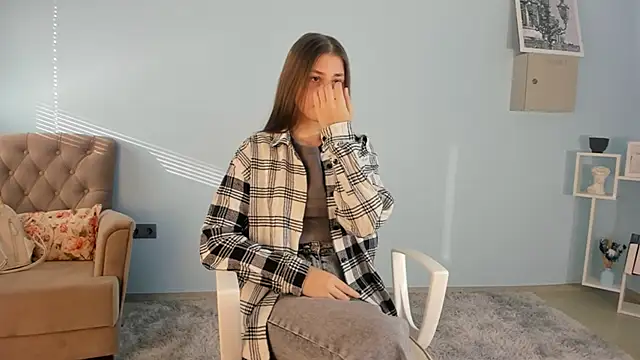 Snapshot of LucilaCashen chatting on 11.16.25 LucilaCashen online show from 11.16.25