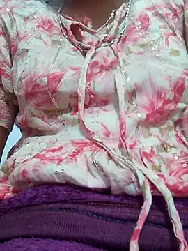 Snapshot of isha_sharma2002 chatting on 11.26.25 isha sharma2002 online show from 11.26.25