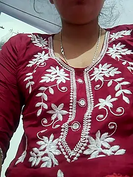 Snapshot of isha_sharma2002 chatting on 11.29.25 isha sharma2002 online show from 11.29.25