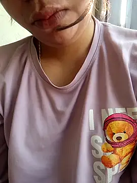 Snapshot of isha_sharma2002 chatting on 12.02.25 isha sharma2002 online show from 12.02.25