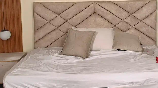 Laracooper  online show from 03.04.26