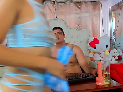 Snapshot of EmmaANDthomaz chatting on 12.18.25 EmmaANDthomaz online show from 12.18.25