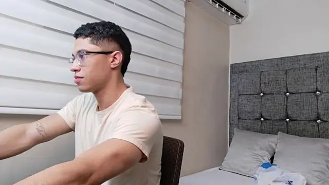 Snapshot of Chrix_Velez chatting on 11.17.25 Chrix Velez online show from 11.17.25