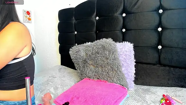 Snapshot of Dulce1_sofia01 chatting on 11.26.25 Dulce1 sofia01 online show from 11.26.25