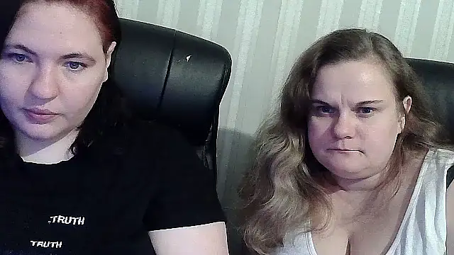 HollyXXEva online show from 11.26.25