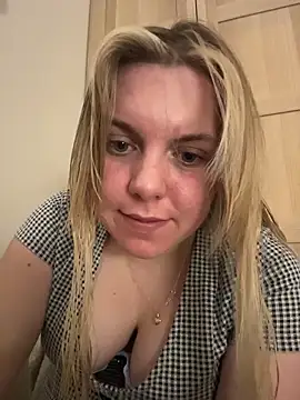 Snapshot of Nallinee chatting on 11.27.25 Nallinee online show from 11.27.25