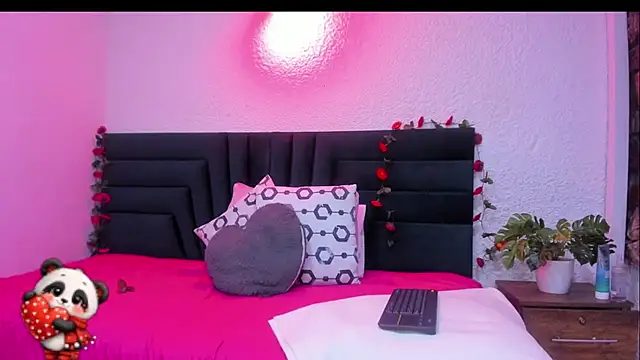 Snapshot of VictoriaRouge_ chatting on 02.15.26 VictoriaRouge online show from 02.15.26