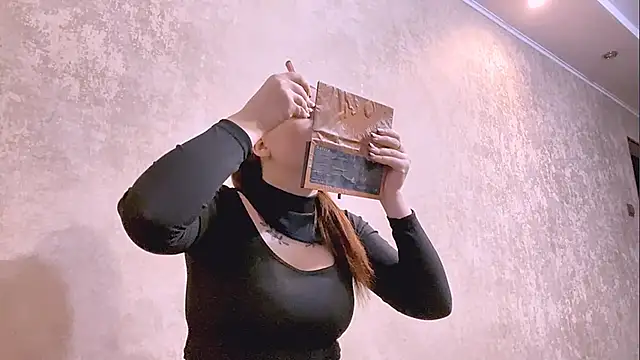 Snapshot of EveCrotts chatting on 11.15.25 EveCrotts online show from 11.15.25