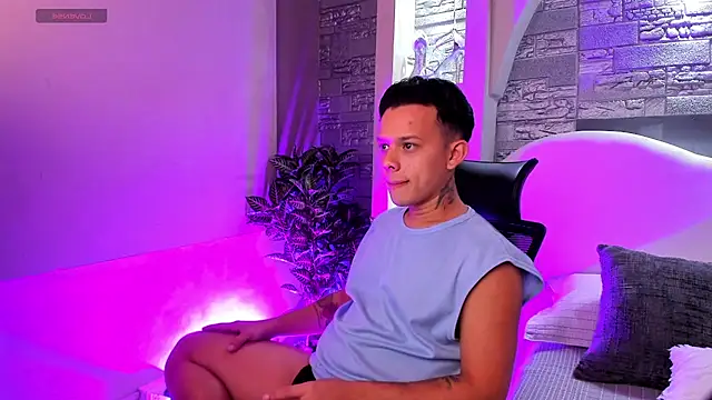 Snapshot of Valentino_moretti chatting on 11.18.25 Valentino moretti online show from 11.18.25