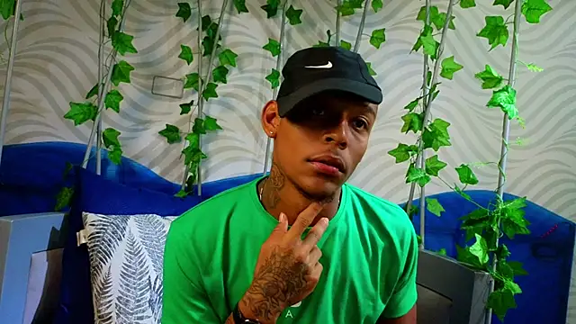 Snapshot of xander_molina chatting on 11.14.25 xander molina online show from 11.14.25