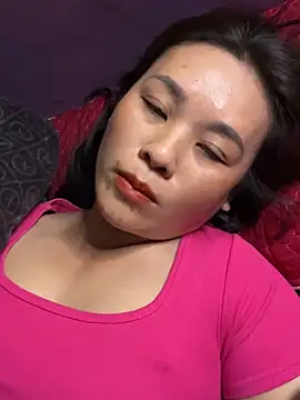 Snapshot of Suny-na chatting on 11.18.25 Suny-na online show from 11.18.25