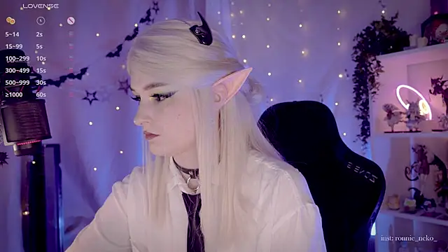 Snapshot of vronnier chatting on 11.20.25 vronnier online show from 11.20.25