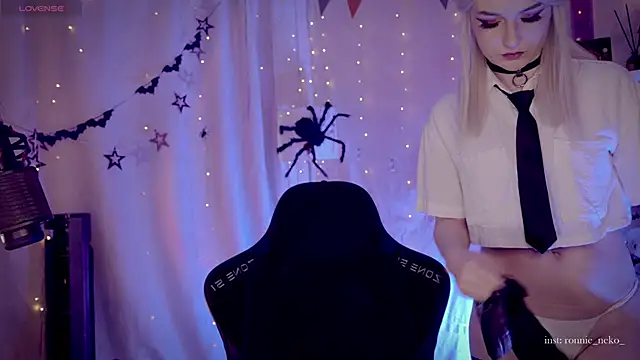 Snapshot of vronnier chatting on 11.25.25 vronnier online show from 11.25.25