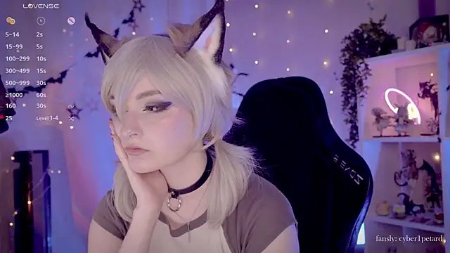 Snapshot of vronnier chatting on 11.26.25 vronnier online show from 11.26.25