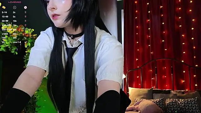 Snapshot of vronnier chatting on 05.21.26 vronnier online show from 05.21.26