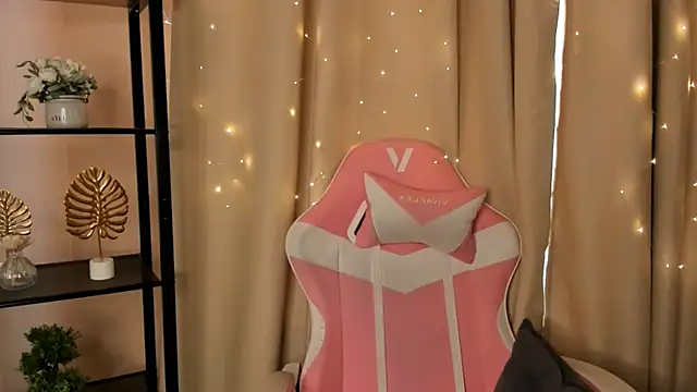 Snapshot of ArdisCiolli chatting on 11.15.25 ArdisCiolli online show from 11.15.25