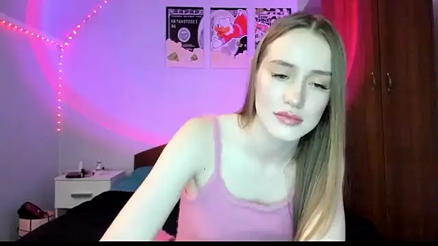 Snapshot of tinyglow chatting on 02.03.26 tinyglow online show from 02.03.26