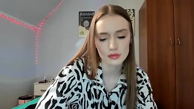 Snapshot of tinyglow chatting on 02.15.26 tinyglow online show from 02.15.26