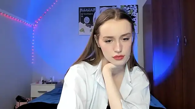 Snapshot of tinyglow chatting on 02.18.26 tinyglow online show from 02.18.26