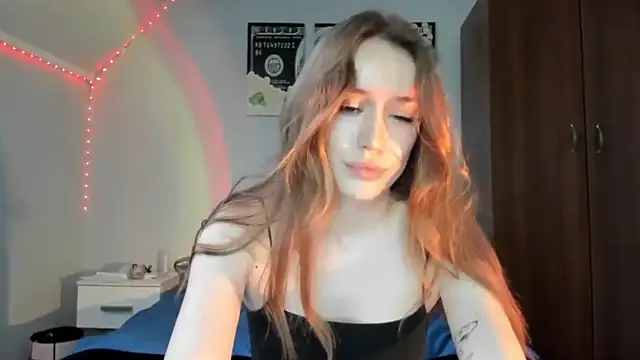 Snapshot of tinyglow chatting on 03.03.26 tinyglow online show from 03.03.26