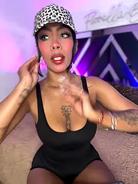 Snapshot of Fiorella_Bossh_ chatting on 11.18.25 Fiorella Bossh online show from 11.18.25