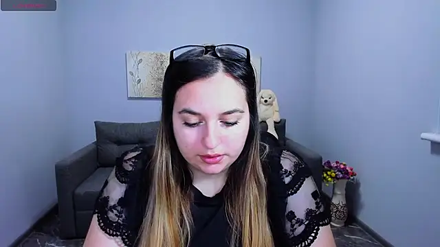 Snapshot of Maria_Bond chatting on 11.28.25 Maria Bond online show from 11.28.25