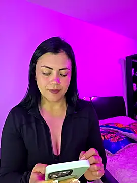 Snapshot of ANGELESCOLOMBIA chatting on 12.18.25 ANGELESCOLOMBIA online show from 12.18.25