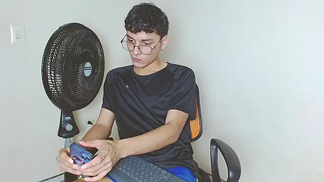 Snapshot of andrew_dann chatting on 11.20.25 andrew dann online show from 11.20.25