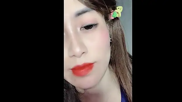 Snapshot of MiAnna-Lovee chatting on 11.21.25 MiAnna-Lovee online show from 11.21.25