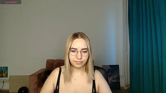 Snapshot of HillaryWong chatting on 11.17.25 HillaryWong online show from 11.17.25