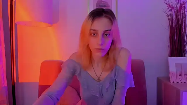 Snapshot of MiilaGlow chatting on 12.04.25 MiilaGlow online show from 12.04.25