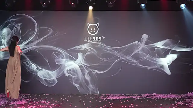 Snapshot of LU-909 chatting on 11.26.25 LU-909 online show from 11.26.25