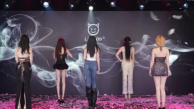 Snapshot of LU-909 chatting on 11.28.25 LU-909 online show from 11.28.25