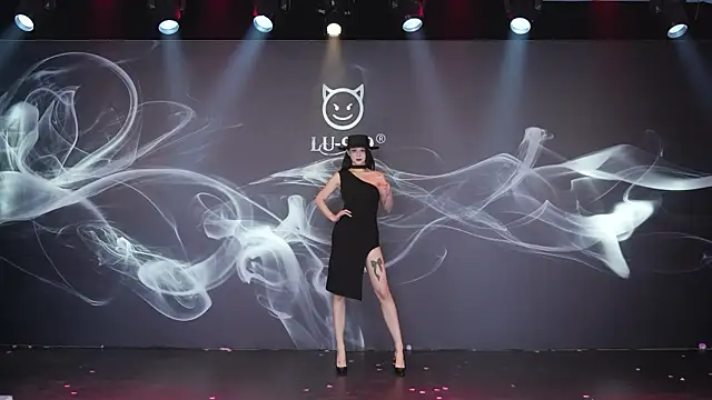 Snapshot of LU-909 chatting on 11.29.25 LU-909 online show from 11.29.25