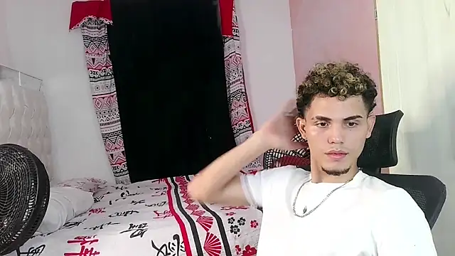 Snapshot of MischievousDuo chatting on 12.01.25 MischievousDuo online show from 12.01.25