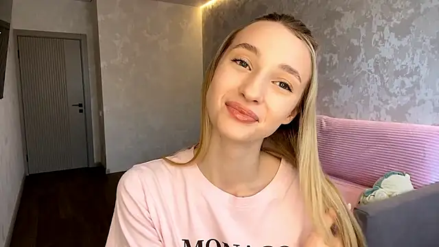 Snapshot of NikyHelton chatting on 11.18.25 NikyHelton online show from 11.18.25