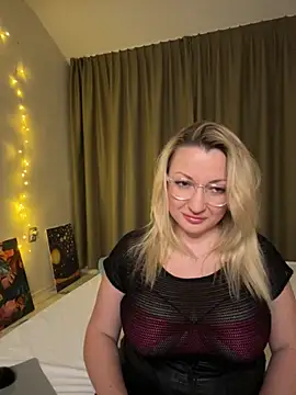 Snapshot of MilaLove__ chatting on 11.18.25 MilaLove online show from 11.18.25