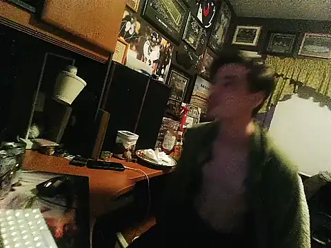 Snapshot of twentyistwenty chatting on 11.17.25 twentyistwenty online show from 11.17.25