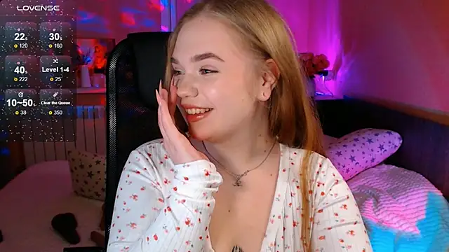 Snapshot of EmiRisse chatting on 11.28.25 EmiRisse online show from 11.28.25