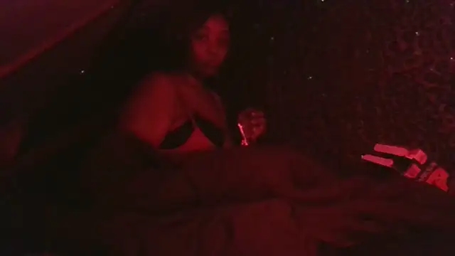 Snapshot of VenezuelaLuxeNoir chatting on 12.21.25 VenezuelaLuxeNoir online show from 12.21.25