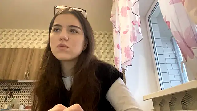 Snapshot of macanmercedes chatting on 11.26.25 macanmercedes online show from 11.26.25