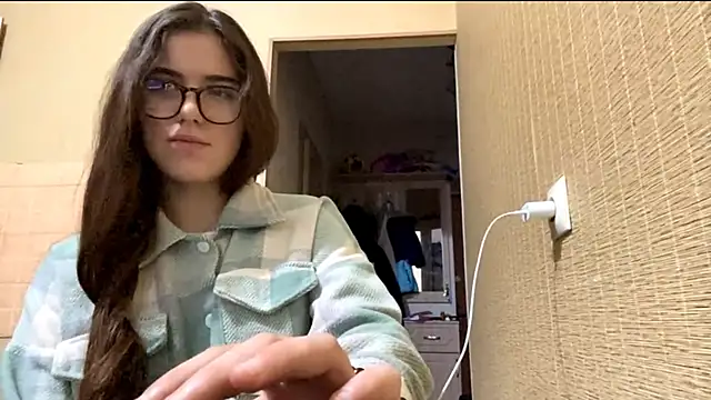 Snapshot of macanmercedes chatting on 11.29.25 macanmercedes online show from 11.29.25