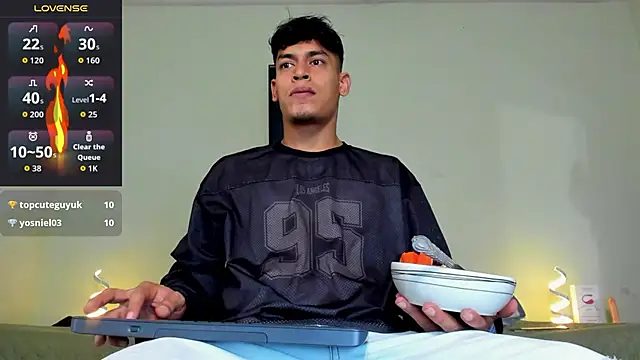 Snapshot of blorelopez chatting on 04.11.26 blorelopez online show from 04.11.26