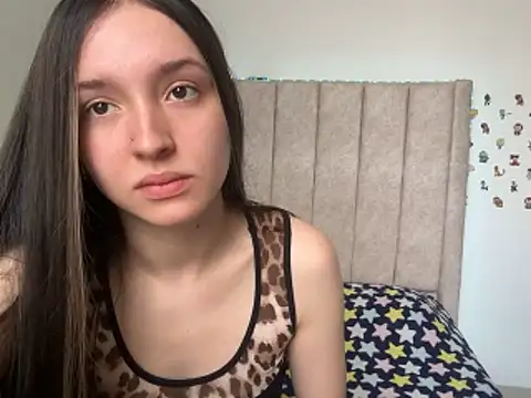 Snapshot of Glowsiren chatting on 11.19.25 Glowsiren online show from 11.19.25