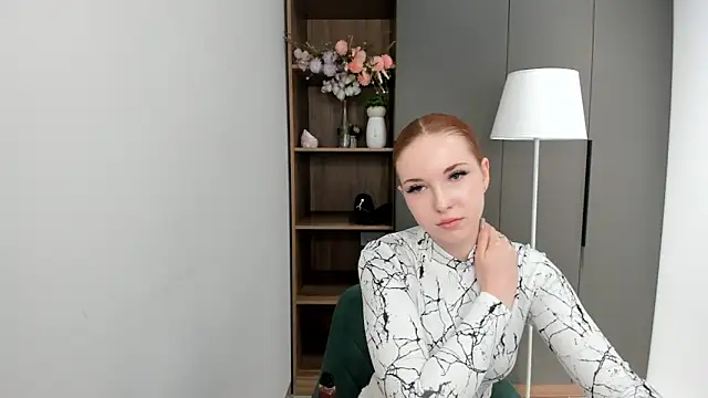 Snapshot of RisaScaggs chatting on 11.19.25 RisaScaggs online show from 11.19.25