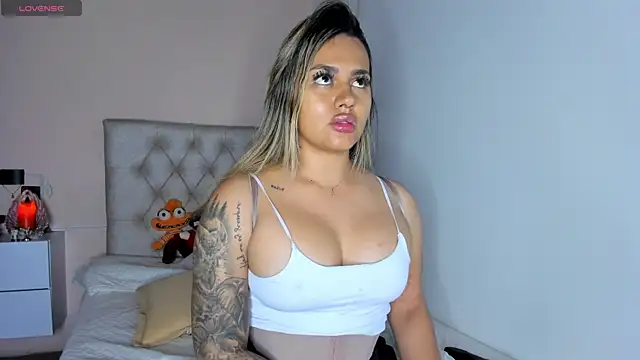 Snapshot of marianaroexxx chatting on 11.19.25 marianaroexxx online show from 11.19.25